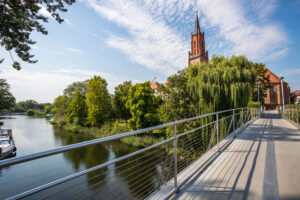 Überblick über Rathenow mit Fluss und Kirche